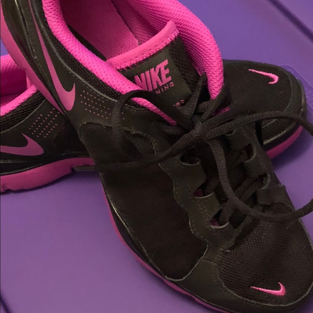 🏃🏻‍♀️Nike fuschia & black running shoes